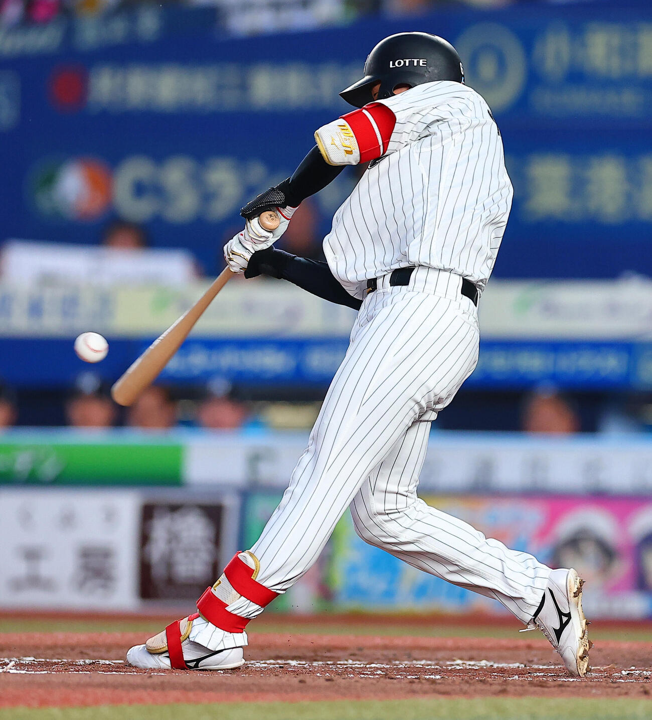 ロッテ対日本ハム　3回裏ロッテ1死、先制満塁本塁打を放つ西川史礁（撮影・野上伸悟）