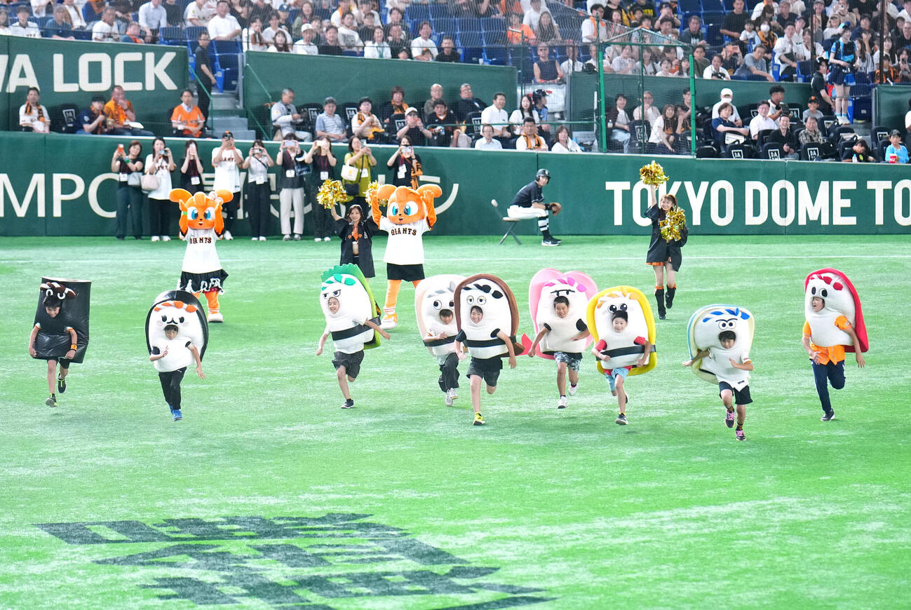 巨人対阪神　4回表終了後の「すしレース」はコハダ（右から2貫目）が制する（撮影・江口和貴）
