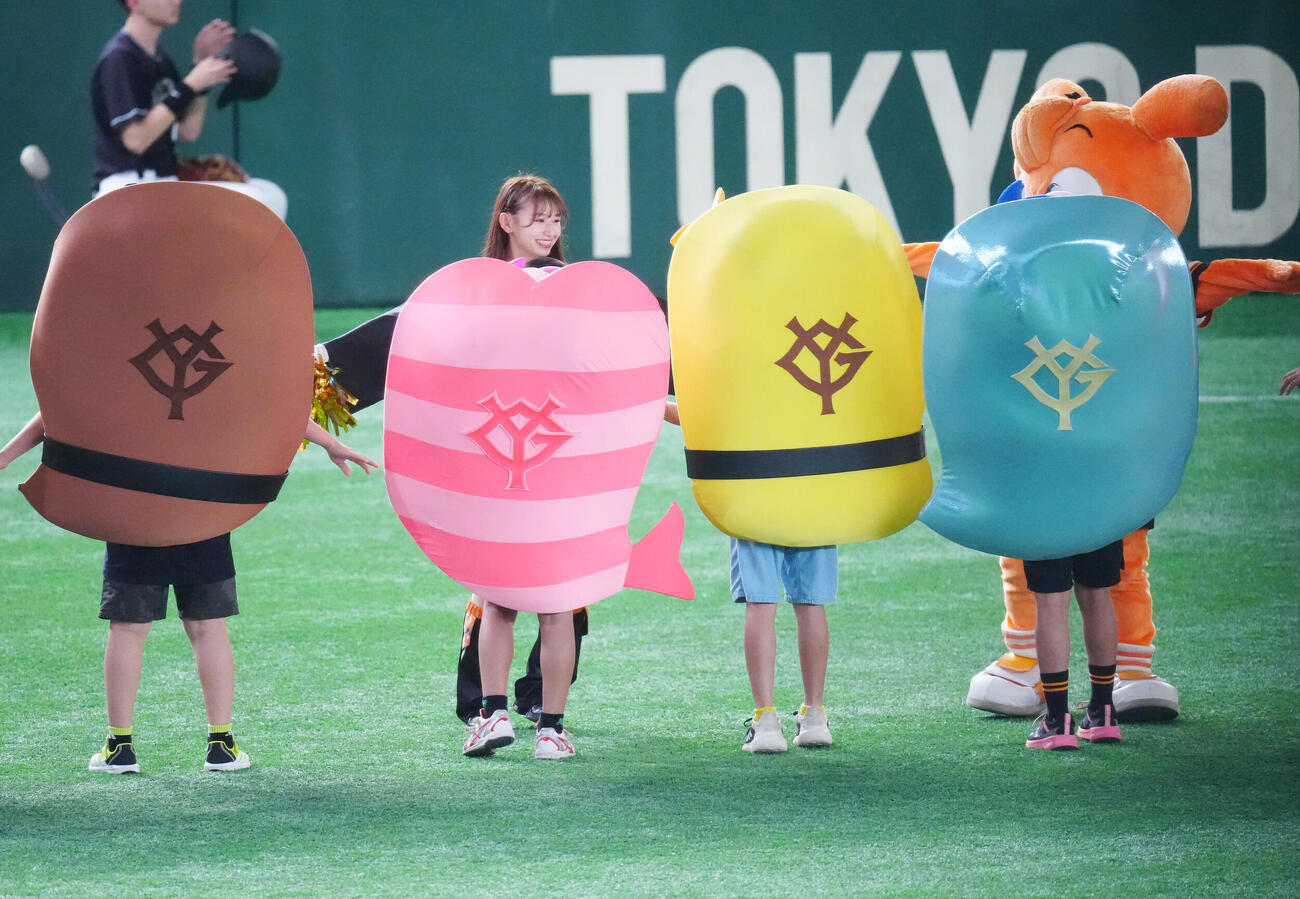 巨人対阪神　4回表終了後の「すしレース」はコハダが制する（撮影・江口和貴）