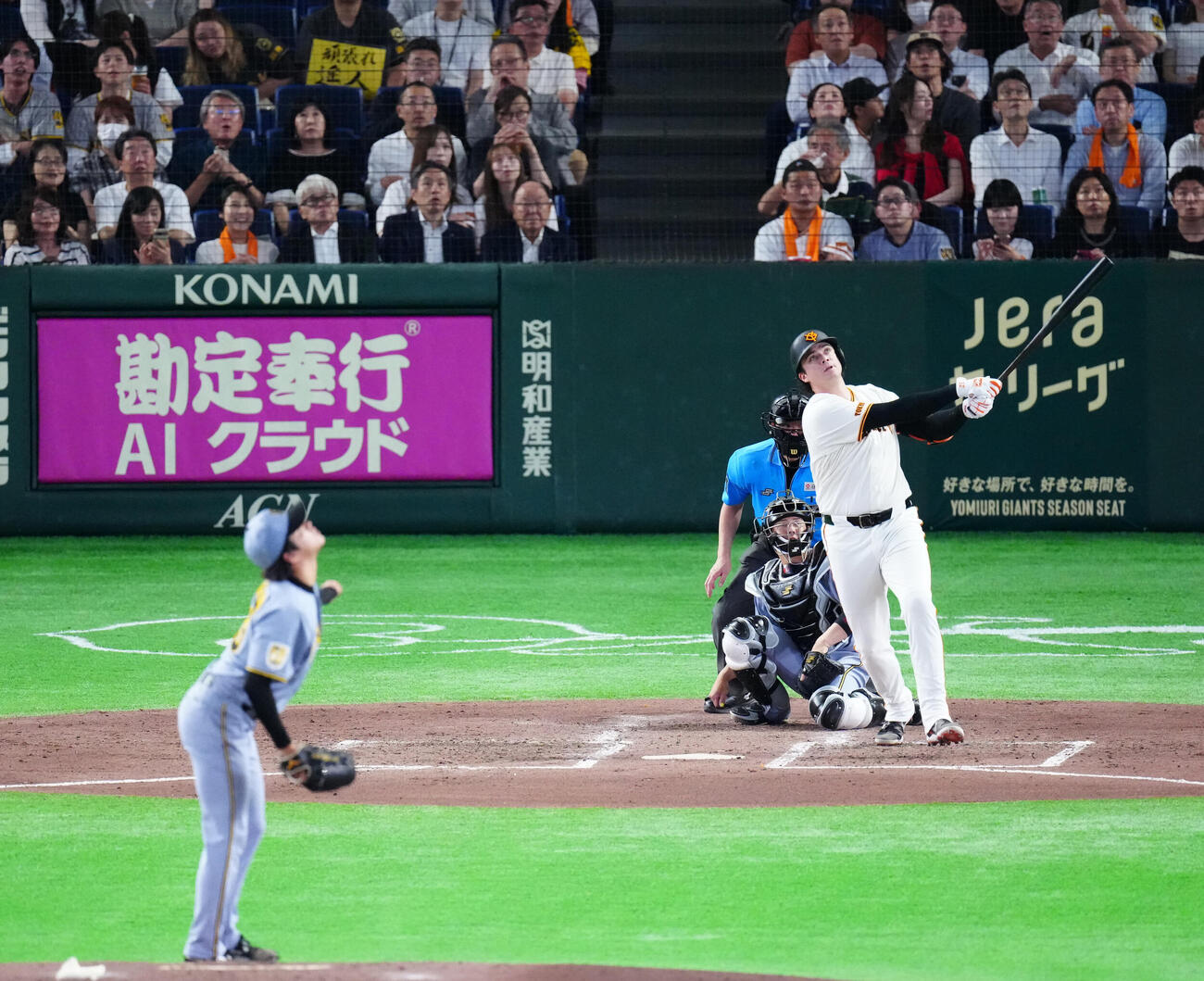 巨人対阪神　4回裏巨人1死、先制本塁打を放つボビー・ダルベック。投手高橋遥人（撮影・江口和貴）