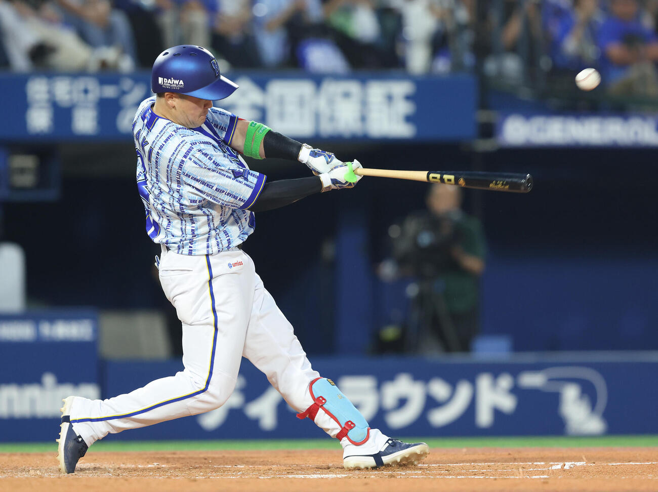 DeNA対中日　3回裏DeNA1死、左越えに先制本塁打を放つ牧秀悟（撮影・河田真司）