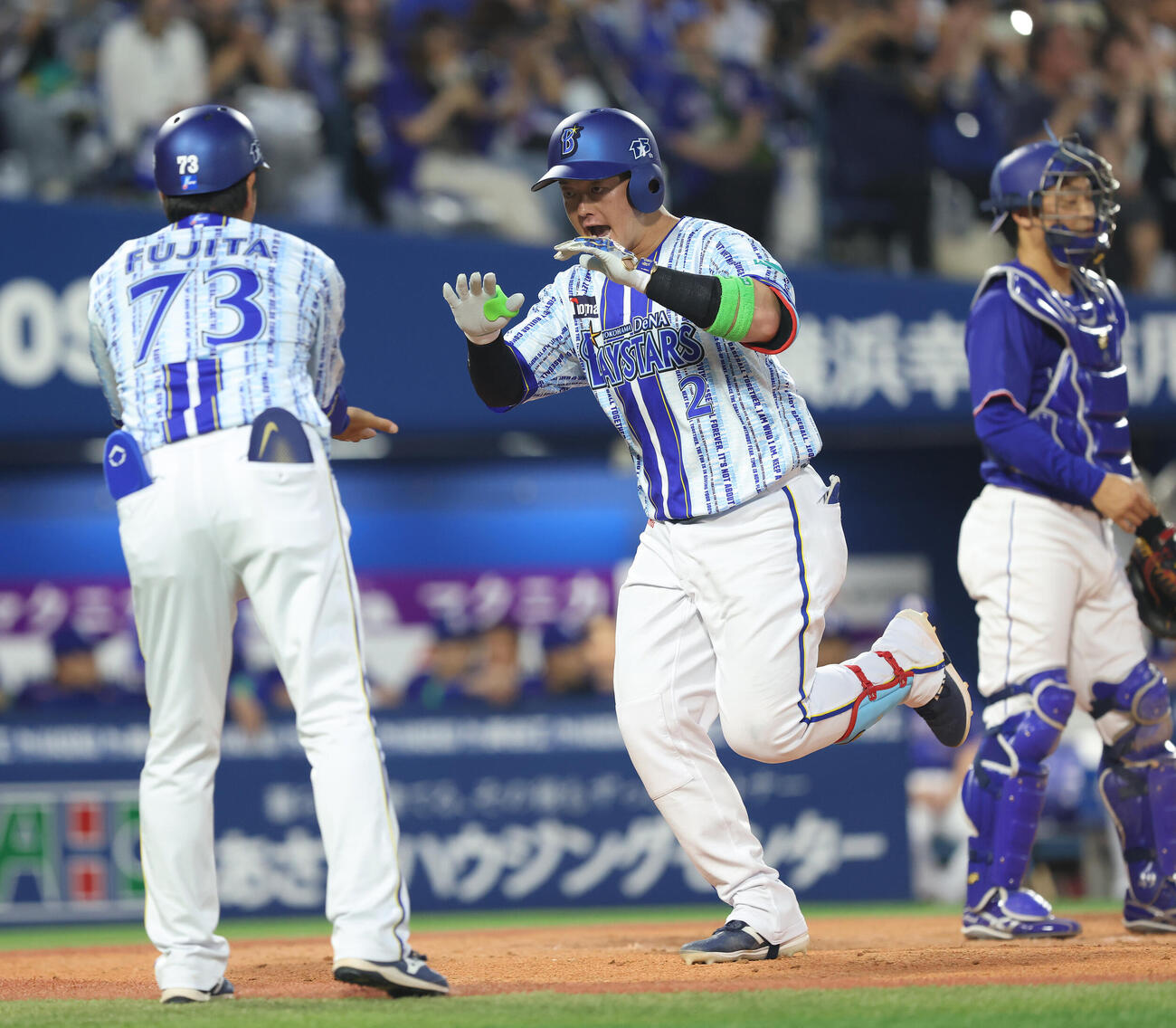 DeNA対中日　3回裏DeNA1死、左越え先制ソロ本塁打で生還する牧秀悟（撮影・河田真司）