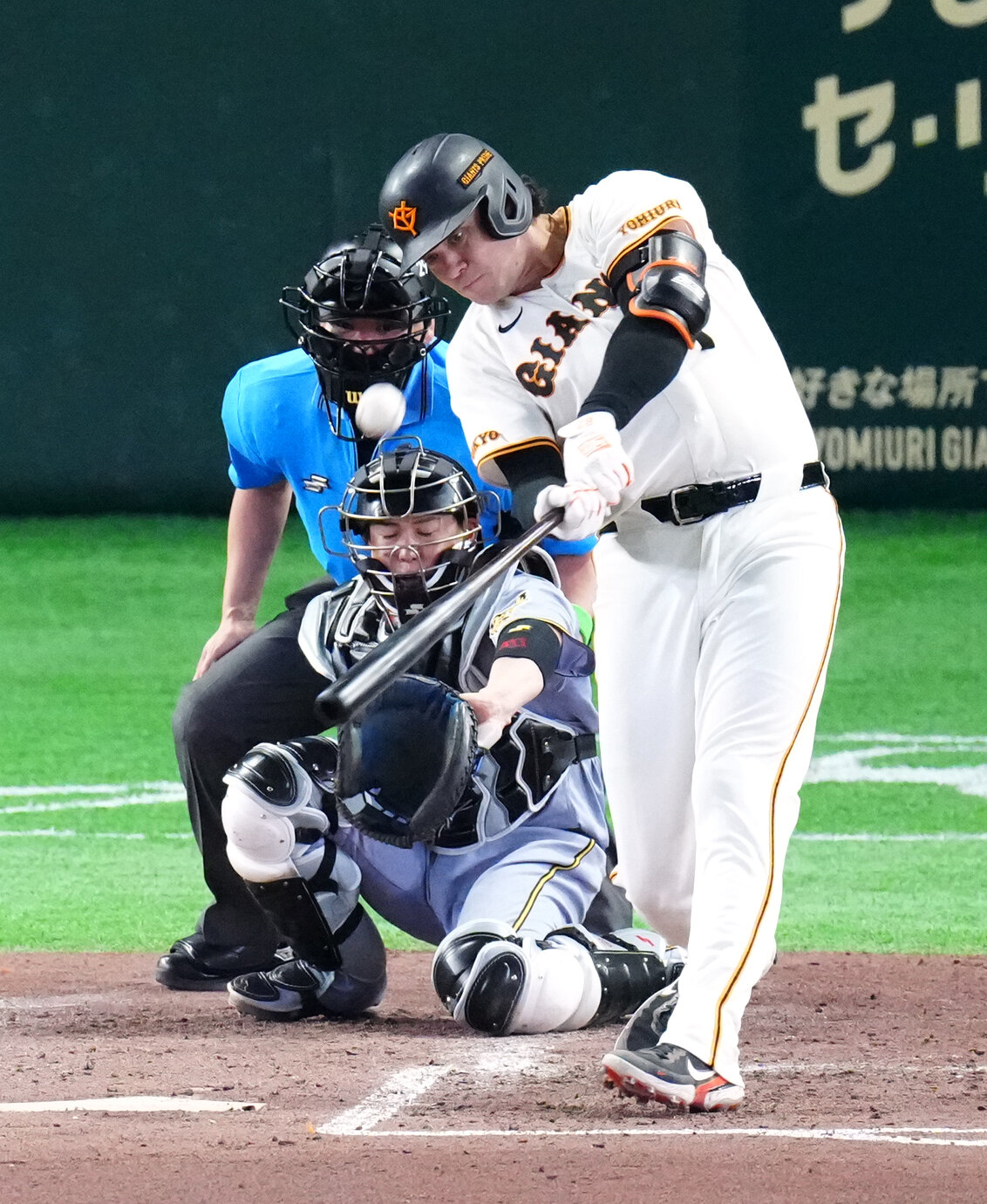 巨人対阪神　4回裏巨人1死、先制本塁打を放つボビー・ダルベック（撮影・江口和貴）