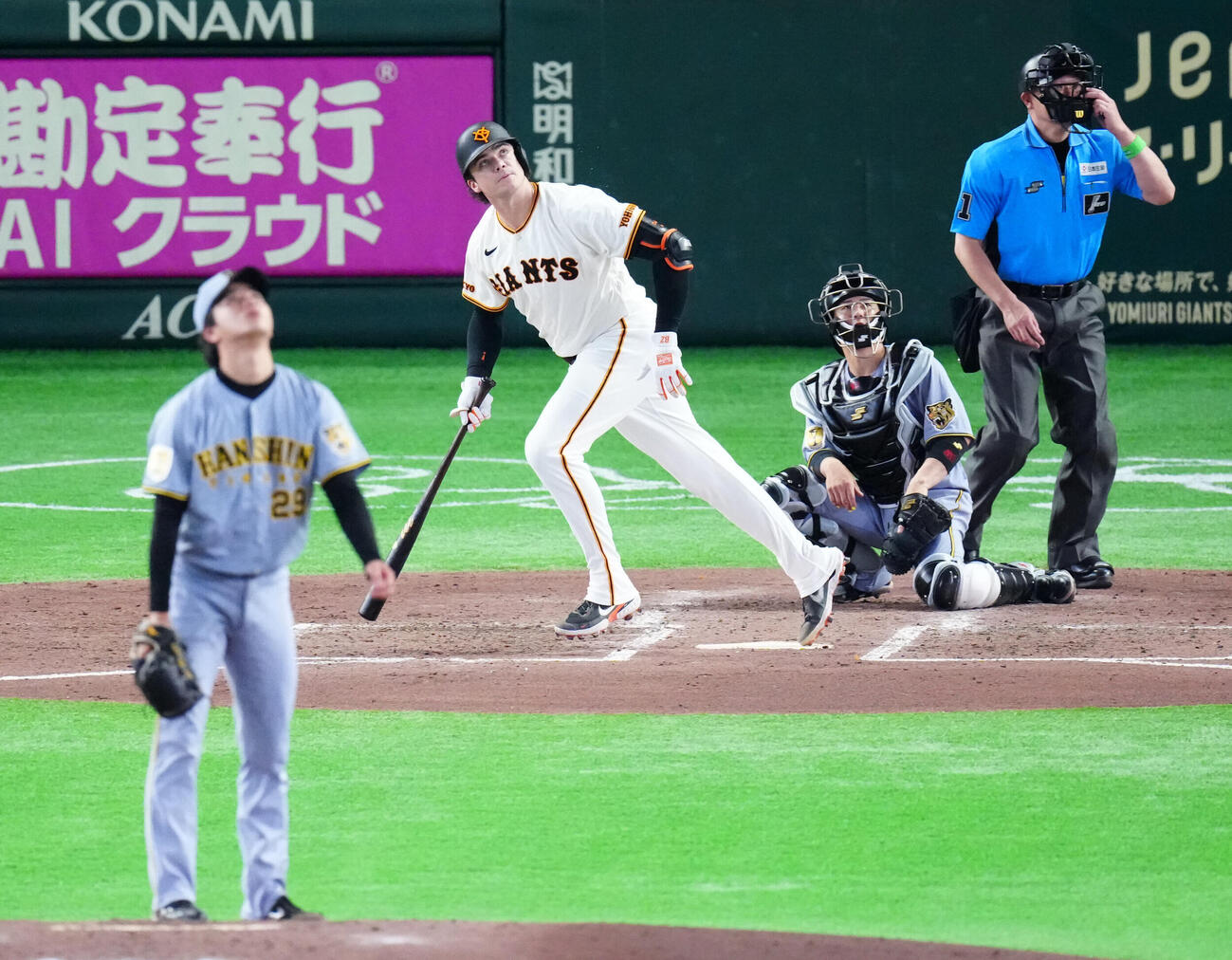 巨人対阪神　4回裏巨人1死、先制本塁打を放つボビー・ダルベック。投手高橋遥人（撮影・江口和貴）