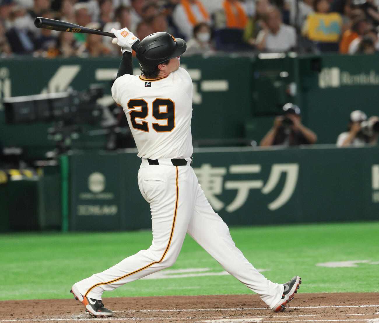 巨人対阪神　4回裏巨人1死、本塁打を放つボビー・ダルベック（撮影・増田悦実）