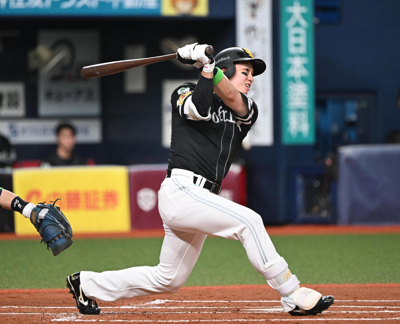 オリックス対ソフトバンク　2回表ソフトバンク無死、右越え二塁打を放つ栗原陵矢（撮影・和賀正仁）＝2026年7月7日、京セラ　
