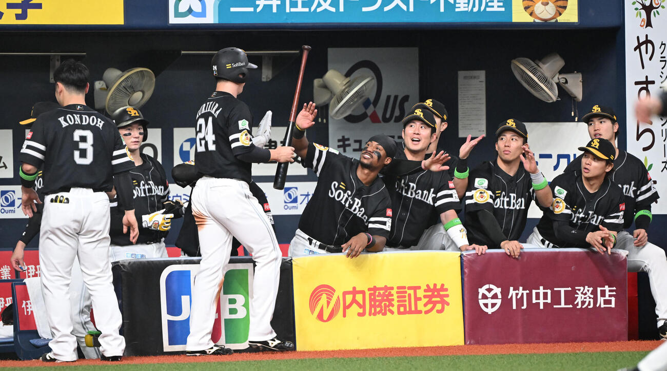 オリックス対ソフトバンク　2回表ソフトバンク1死一、三塁、柳町達の適時打で生還した栗原陵矢はナインとタッチする（撮影・和賀正仁）＝2026年7月7日、京セラ　