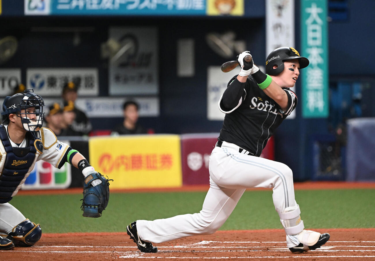 オリックス対ソフトバンク　2回表ソフトバンク無死、右越え二塁打を放つ栗原陵矢（撮影・和賀正仁）＝2026年7月7日、京セラ　