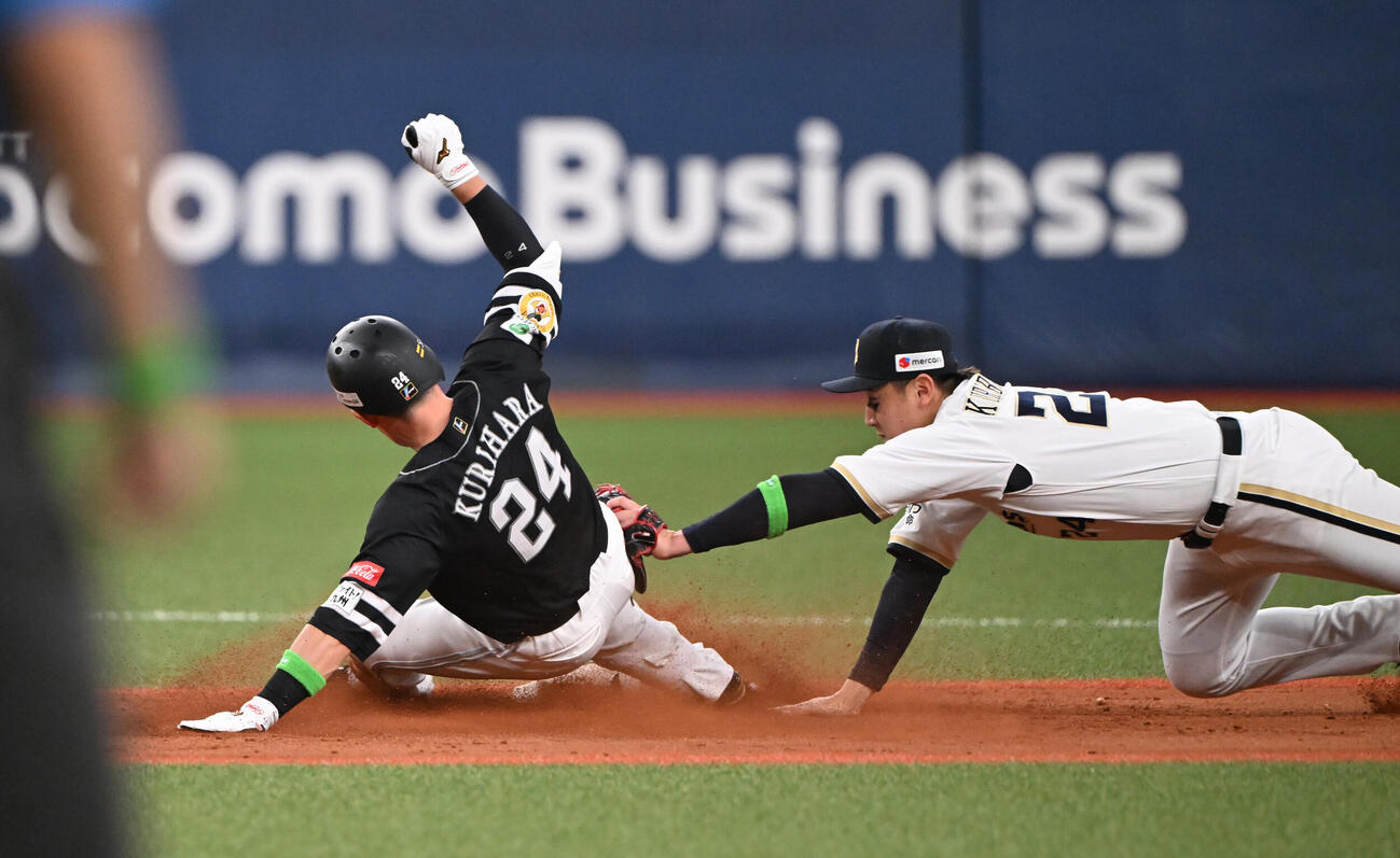 オリックス対ソフトバンク　2回表ソフトバンク無死、右越え二塁打を放つ栗原陵矢（撮影・和賀正仁）＝2026年7月7日、京セラ　