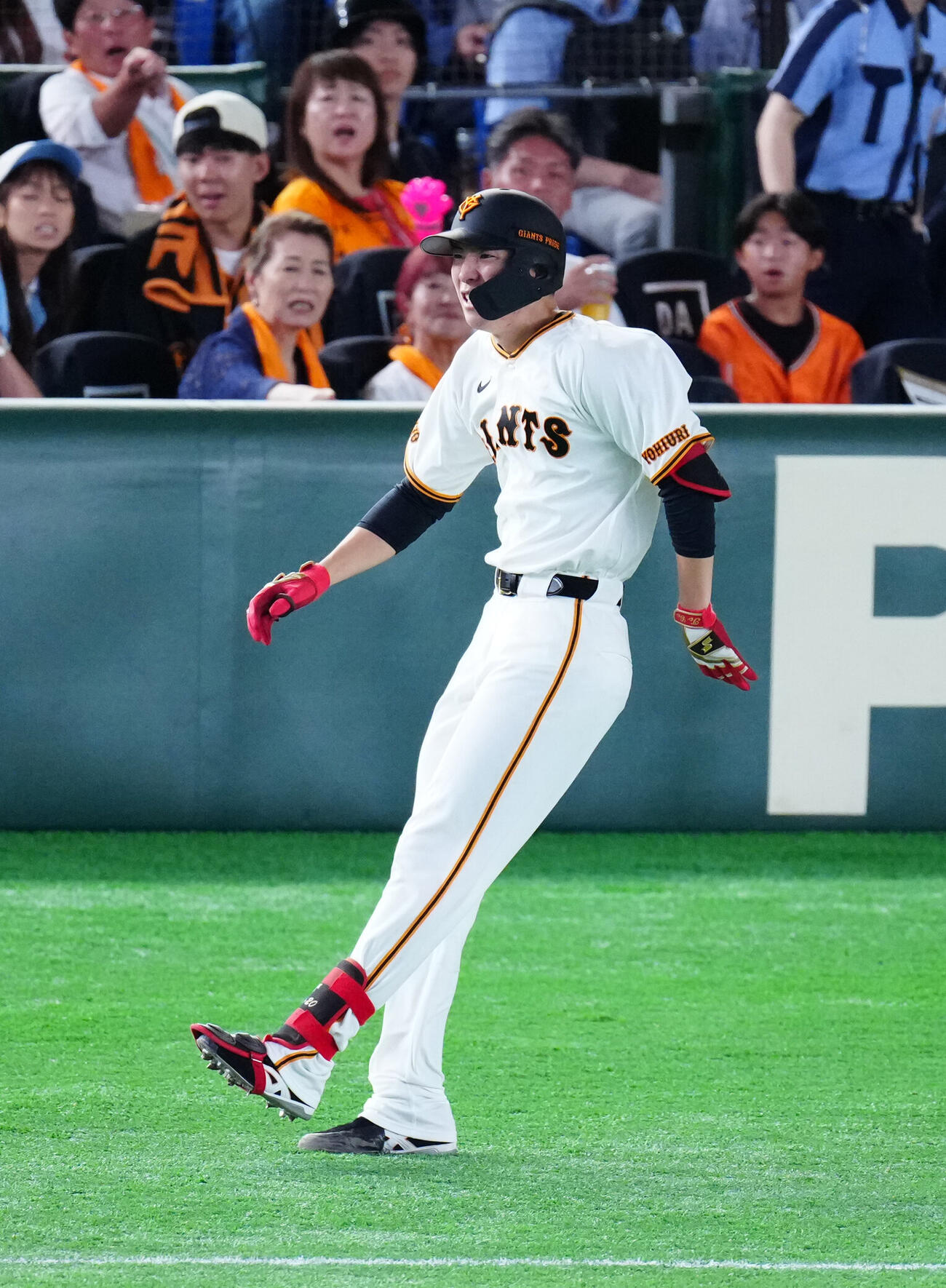 巨人対阪神　5回裏、負傷した巨人戸郷翔征（撮影・江口和貴）