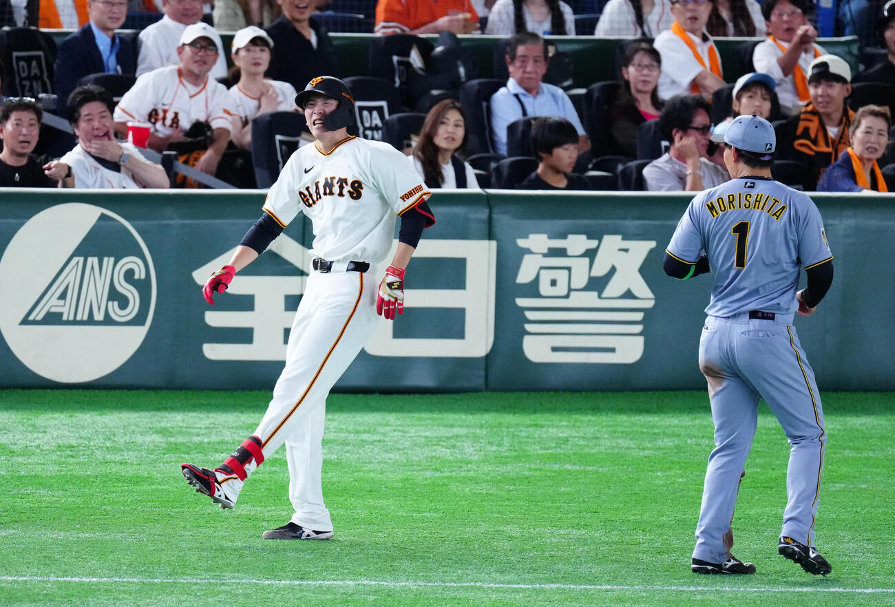 巨人対阪神　5回裏、負傷した巨人戸郷翔征（左）。右は阪神森下翔太（撮影・江口和貴）