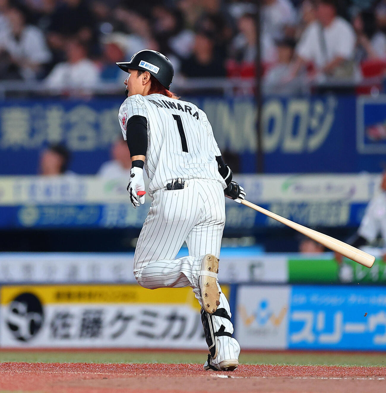 ロッテ対日本ハム　4回裏ロッテ1死一、三塁、3点本塁打を放つ藤原恭大（撮影・野上伸悟）