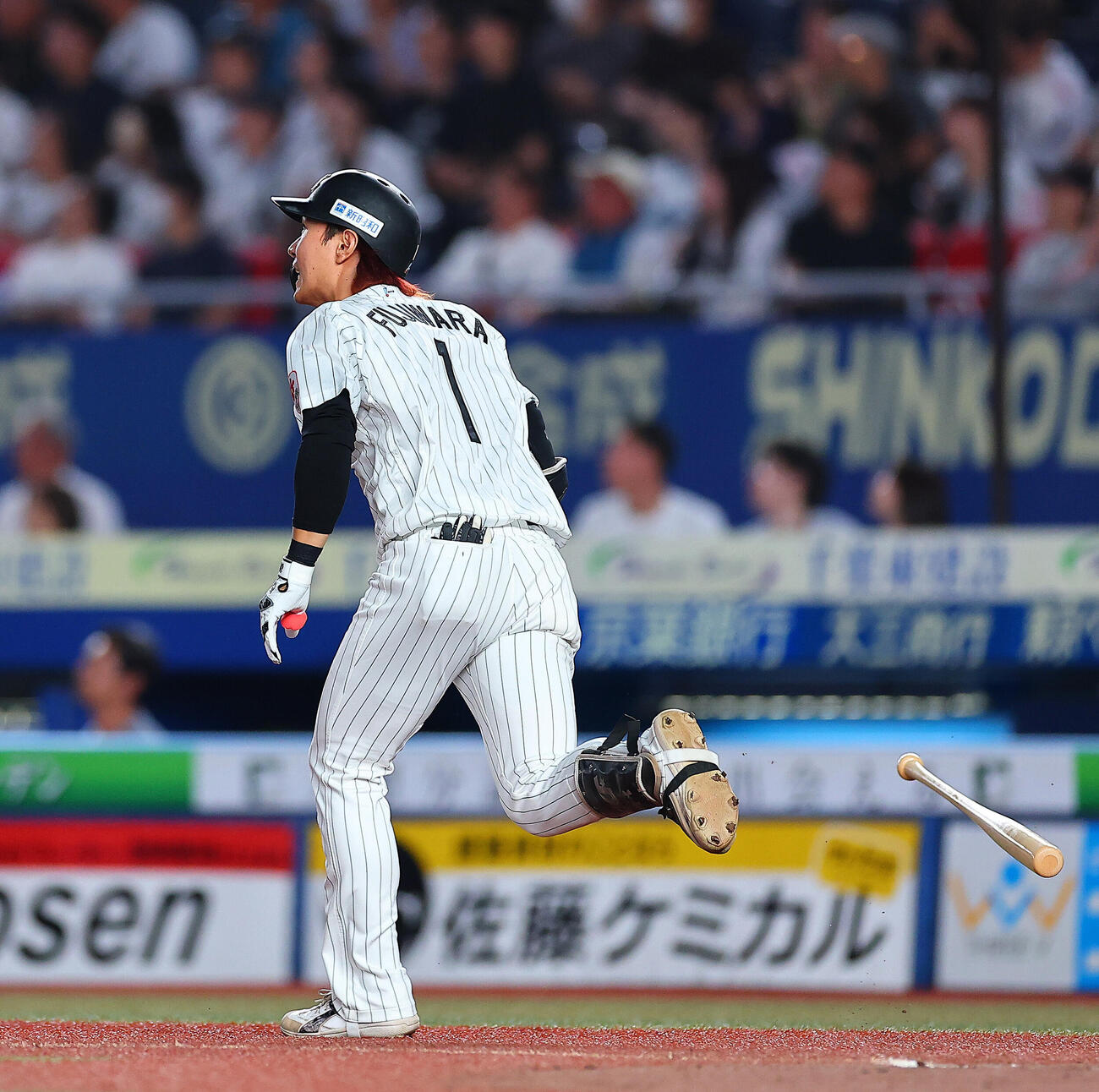 ロッテ対日本ハム　4回裏ロッテ1死一、三塁、3点本塁打を放つ藤原恭大（撮影・野上伸悟）