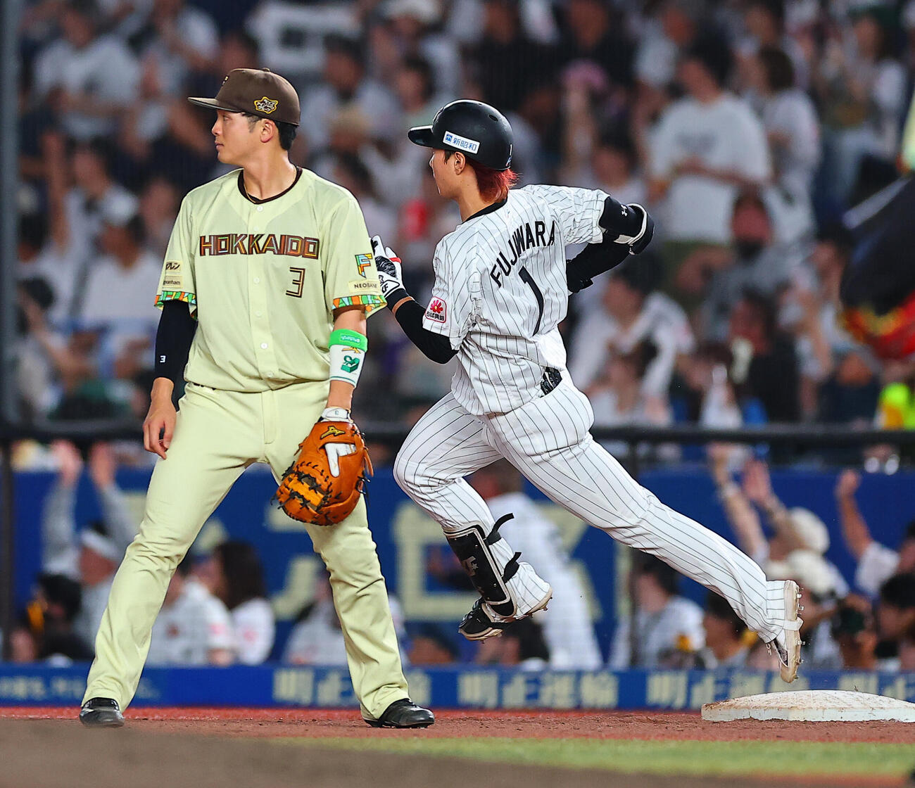 ロッテ対日本ハム　4回裏ロッテ1死一、三塁、3点本塁打を放つ藤原恭大（撮影・野上伸悟）