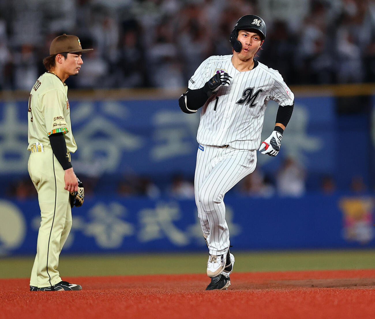ロッテ対日本ハム　4回裏ロッテ1死一、三塁、3点本塁打を放ち三塁に向かう藤原恭大（撮影・野上伸悟）