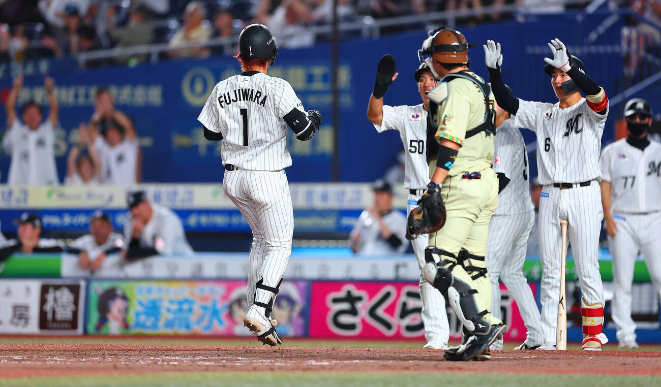 ロッテ対日本ハム　4回裏ロッテ1死一、三塁、3点本塁打を放ち本塁で仲間に迎えられる藤原恭大（撮影・野上伸悟）