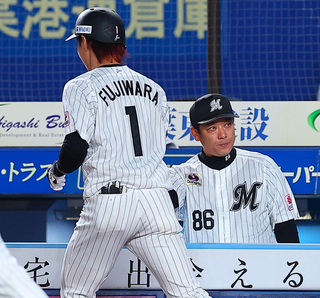 ロッテ対日本ハム　4回裏ロッテ1死一、三塁、3点本塁打を放った藤原恭大を迎えるサブロー監督（撮影・野上伸悟）