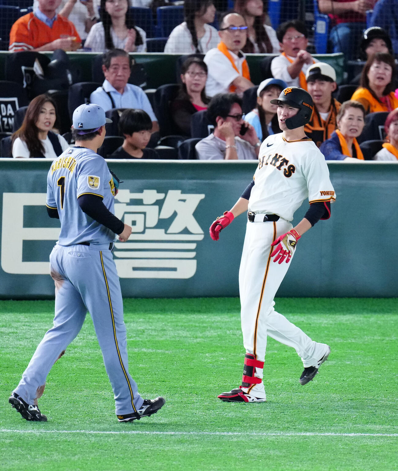 巨人対阪神　5回裏、負傷した巨人戸郷翔征（右）。左は阪神森下翔太（撮影・江口和貴）