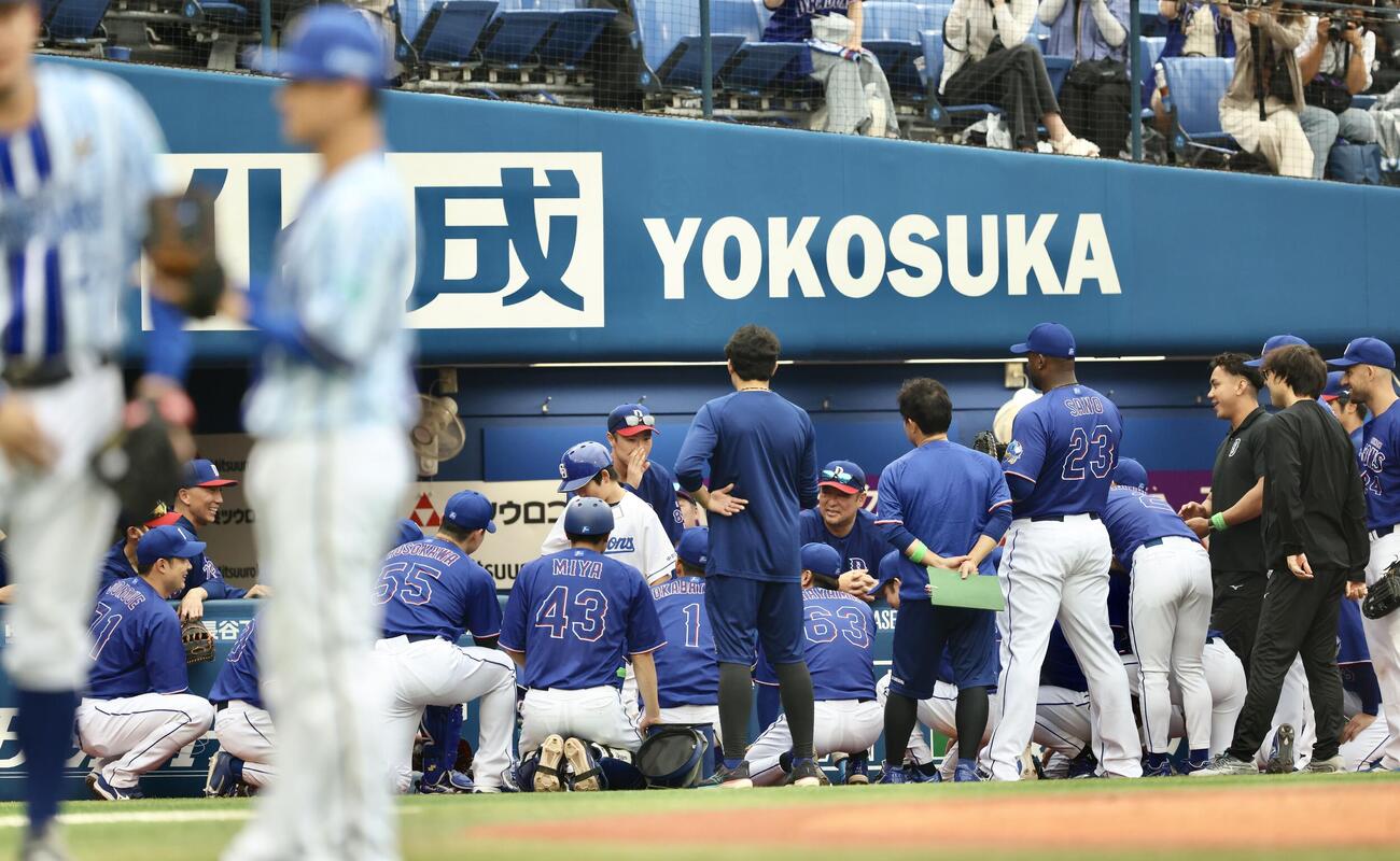 DeNA対中日　試合前円陣を組む中日ナイン（撮影・河田真司）