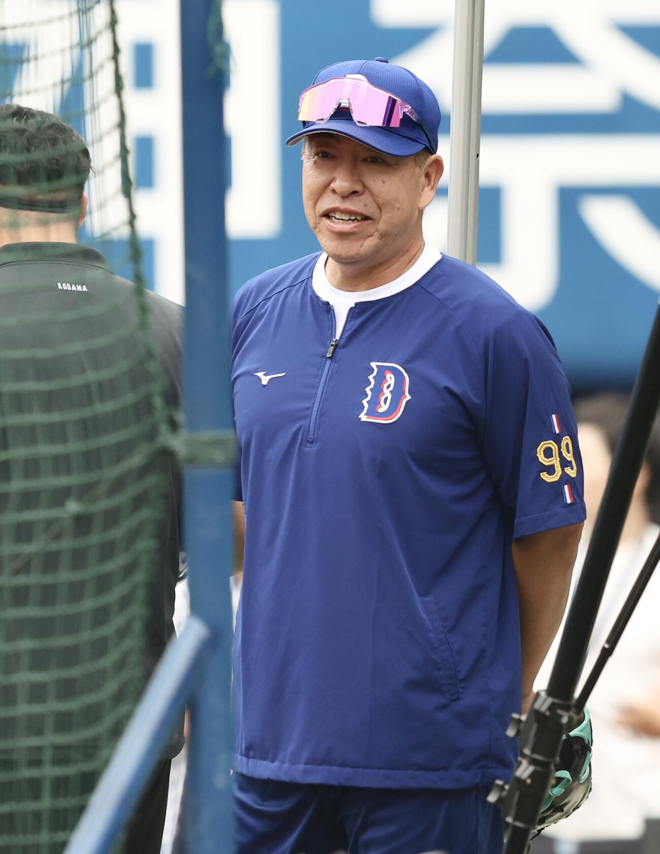 DeNA対中日　試合前、練習を見守る中日井上一樹監督（撮影・河田真司）