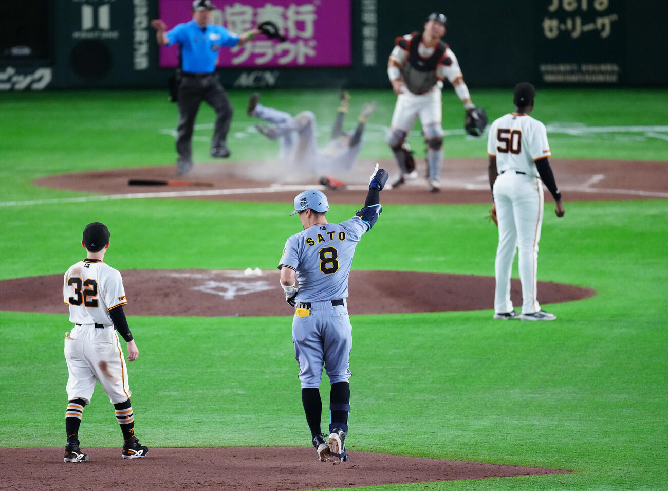 巨人対阪神　6回表阪神2死一、二塁、逆転の2点適時二塁打を放った佐藤輝明は右手を突き上げる（撮影・江口和貴）