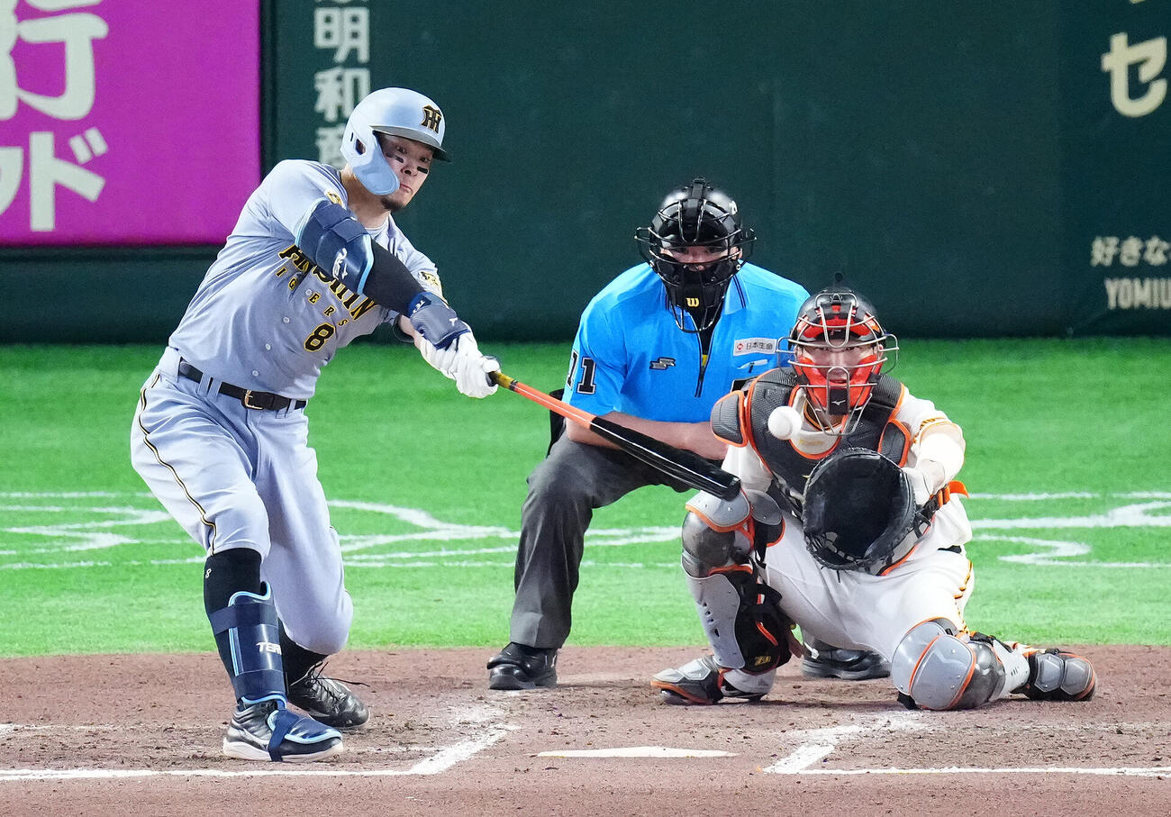 巨人対阪神　6回表阪神2死一、二塁、逆転の2点適時二塁打を放つ佐藤輝明（撮影・江口和貴）