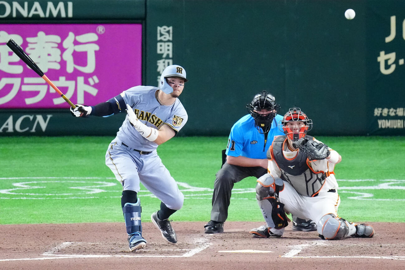 巨人対阪神　6回表阪神2死一、二塁、2点適時二塁打を放つ佐藤輝明（撮影・江口和貴）