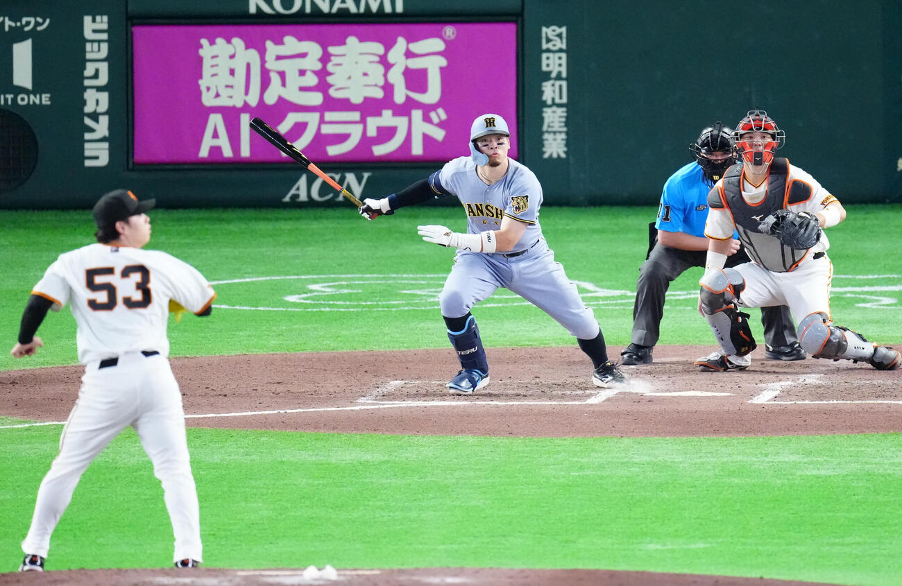 巨人対阪神　6回表阪神2死一、二塁、逆転の2点適時二塁打を放つ佐藤輝明。投手高梨雄平（撮影・江口和貴）