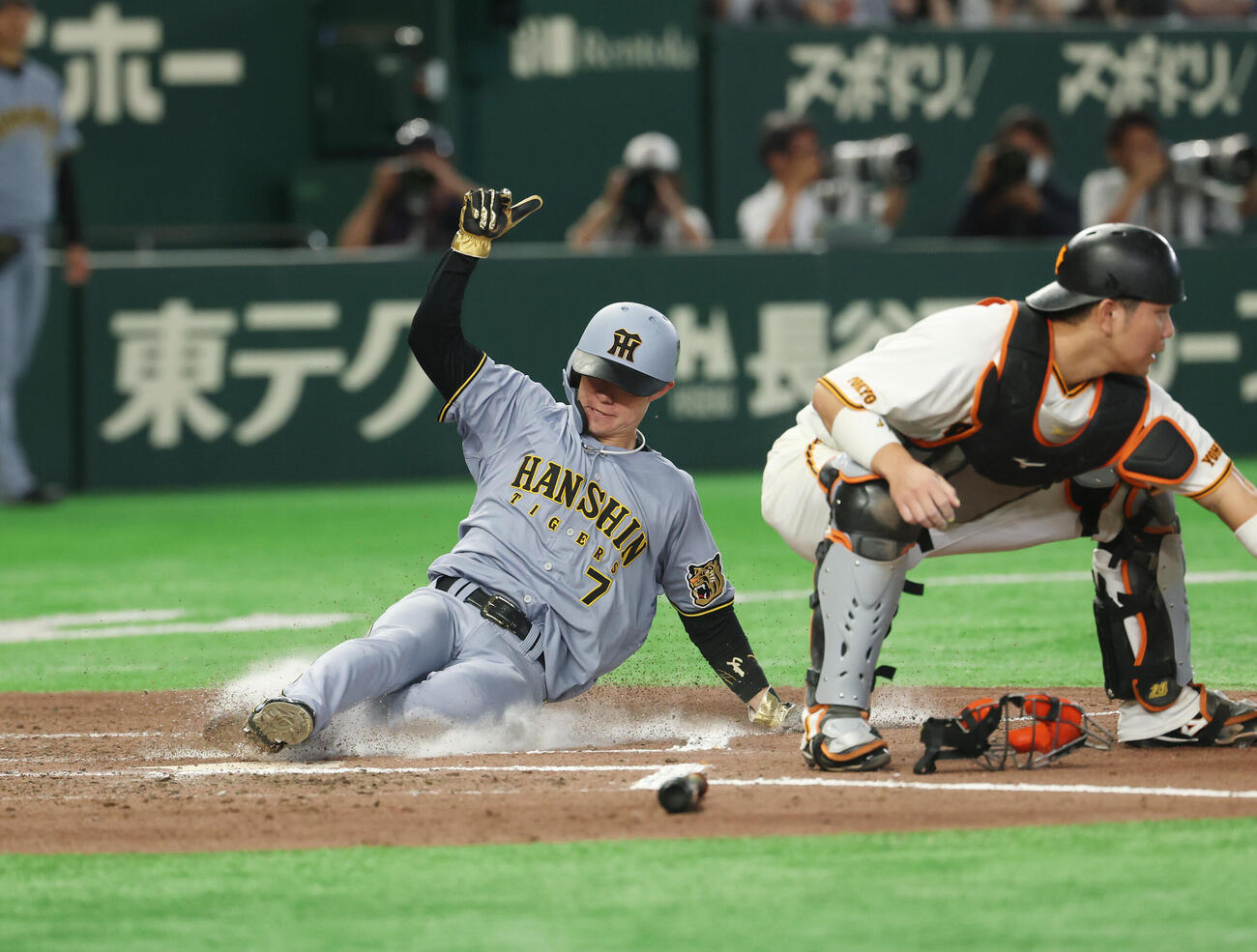 巨人対阪神　6回表阪神2死一、二塁、佐藤輝明の適時二塁打で一塁から生還する中野拓夢（撮影・増田悦実）