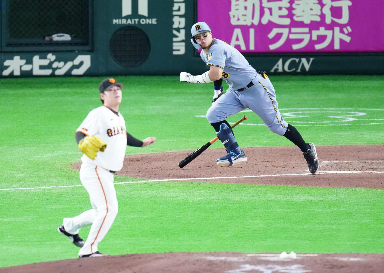 巨人対阪神　6回表阪神2死一、二塁、2点適時二塁打を放つ佐藤輝明。投手高梨雄平（撮影・江口和貴）