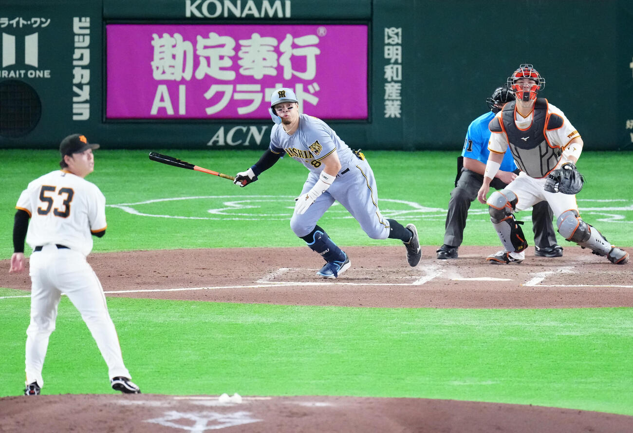 巨人対阪神　6回表阪神2死一、二塁、2点適時二塁打を放つ佐藤輝明。投手高梨雄平（撮影・江口和貴）