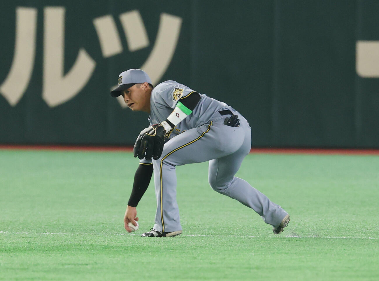巨人対阪神　6回裏巨人無死、松本剛の打球を失策する木浪聖也（撮影・増田悦実）