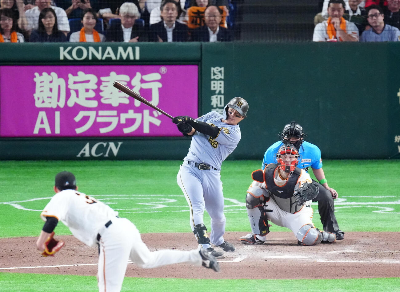 巨人対阪神　7回表阪神無死、本塁打を放つ前川右京。投手赤星優志（撮影・江口和貴）