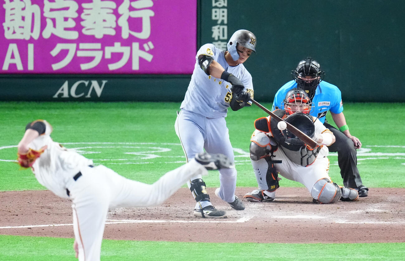 巨人対阪神　7回表阪神無死、本塁打を放つ前川右京。投手赤星優志（撮影・江口和貴）