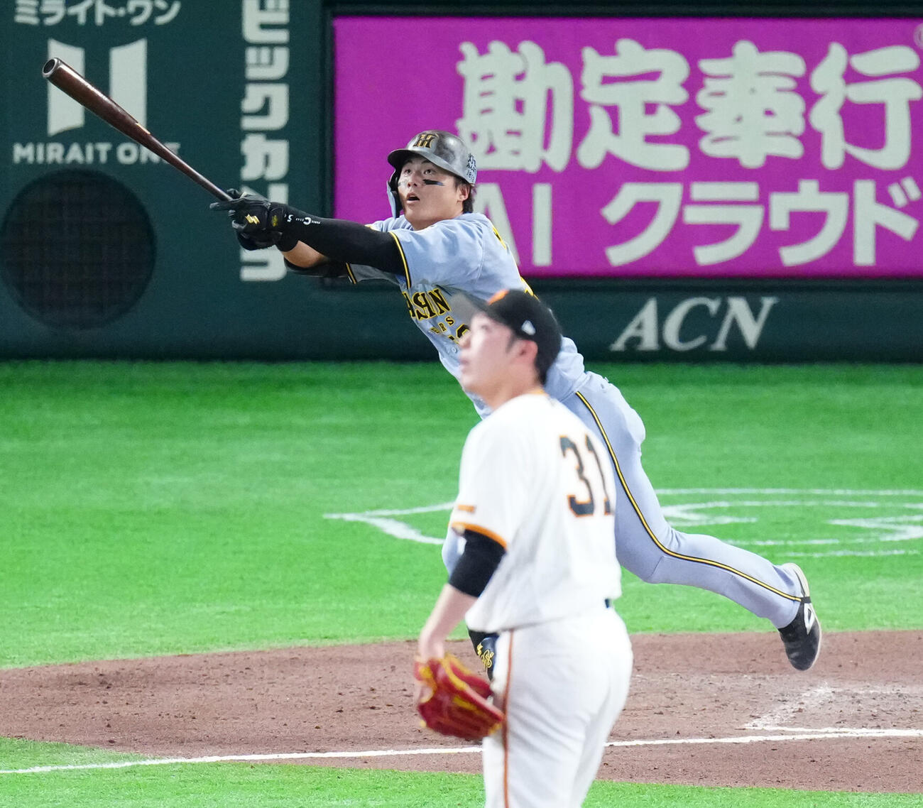 巨人対阪神　7回表阪神無死、右越え本塁打を放つ前川右京。投手赤星優志（撮影・江口和貴）