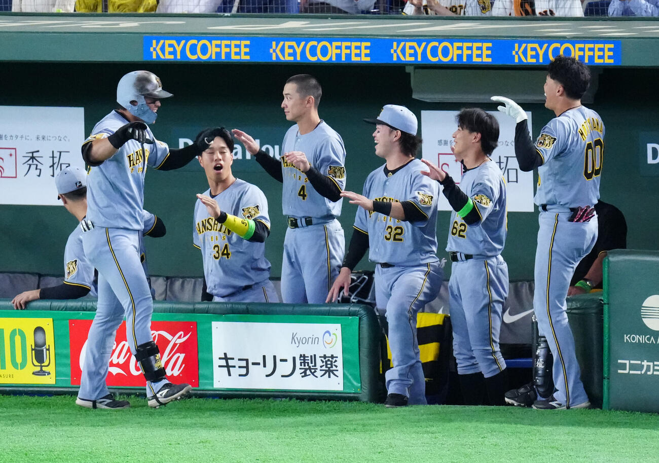 巨人対阪神　7回表阪神無死、本塁打を放ち、チームメートに迎えられる前川右京（左端）（撮影・江口和貴）