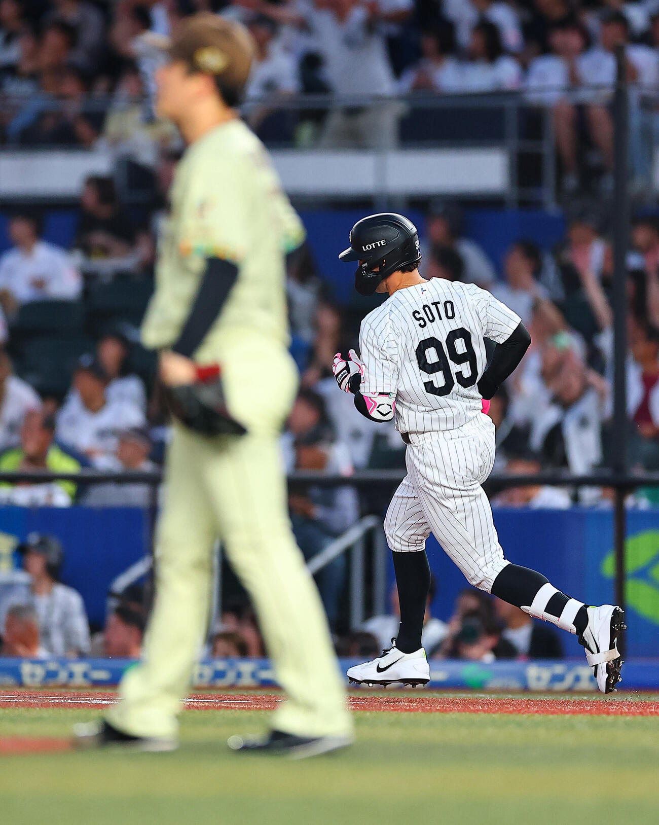 ロッテ対日本ハム　3回裏ロッテ2死、北山亘基から本塁打を放つネフタリ・ソト（撮影・野上伸悟）