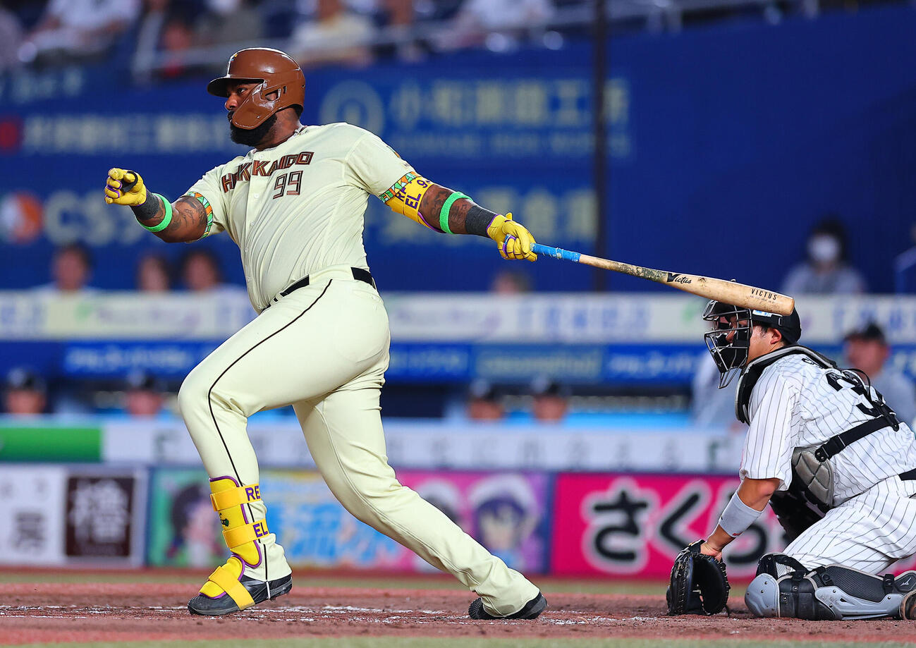ロッテ対日本ハム　4回表日本ハム無死三塁、適時安打を放つフランミル・レイエス（撮影・野上伸悟）