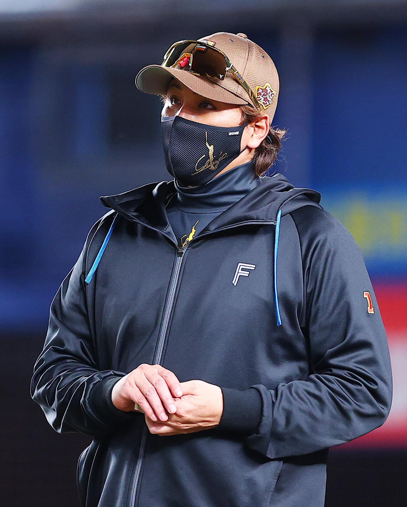 ロッテ対日本ハム　選手交代を告げベンチに戻る日本ハム新庄剛志監督（撮影・野上伸悟）