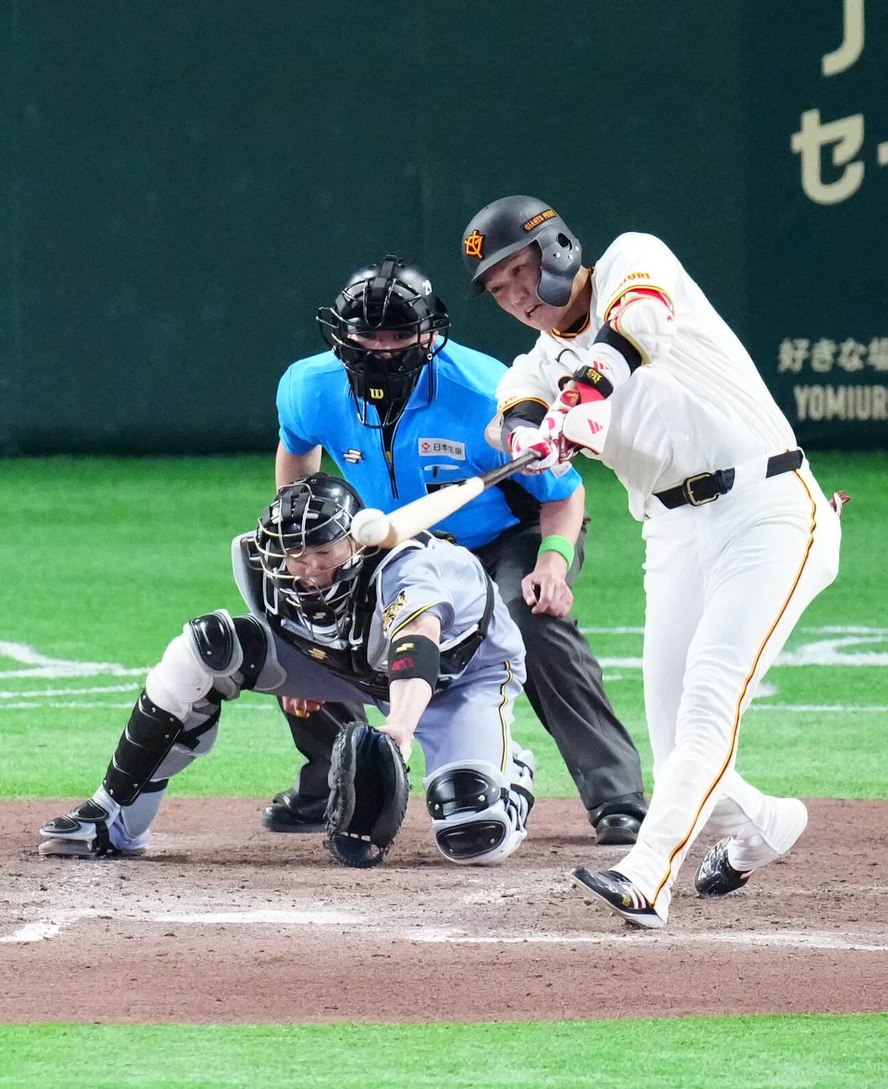 巨人対阪神　7回裏巨人2死満塁、3点適時二塁打を放つ代打坂本勇人（撮影・江口和貴）