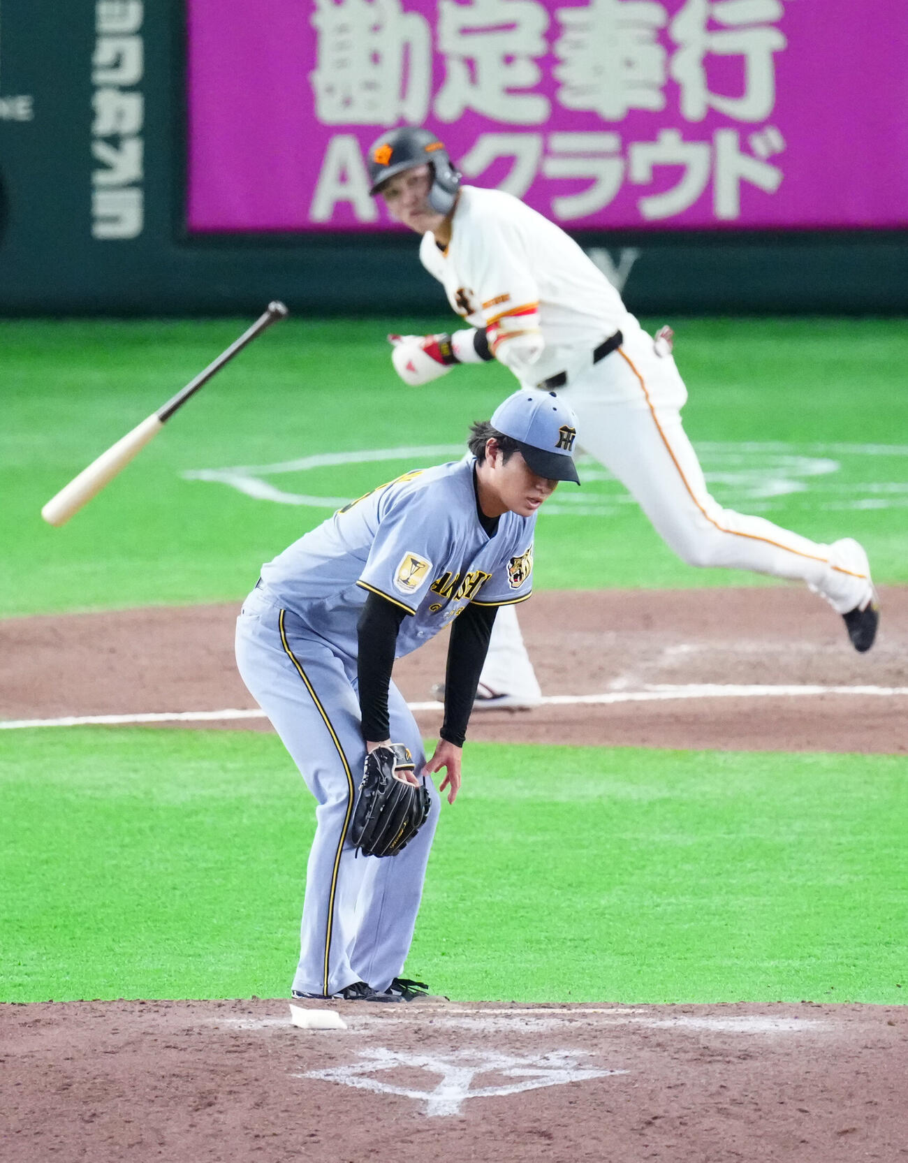 巨人対阪神　7回裏巨人2死満塁、代打坂本勇人に逆転の3点適時二塁打を浴び肩を落とす高橋遥人（撮影・江口和貴）