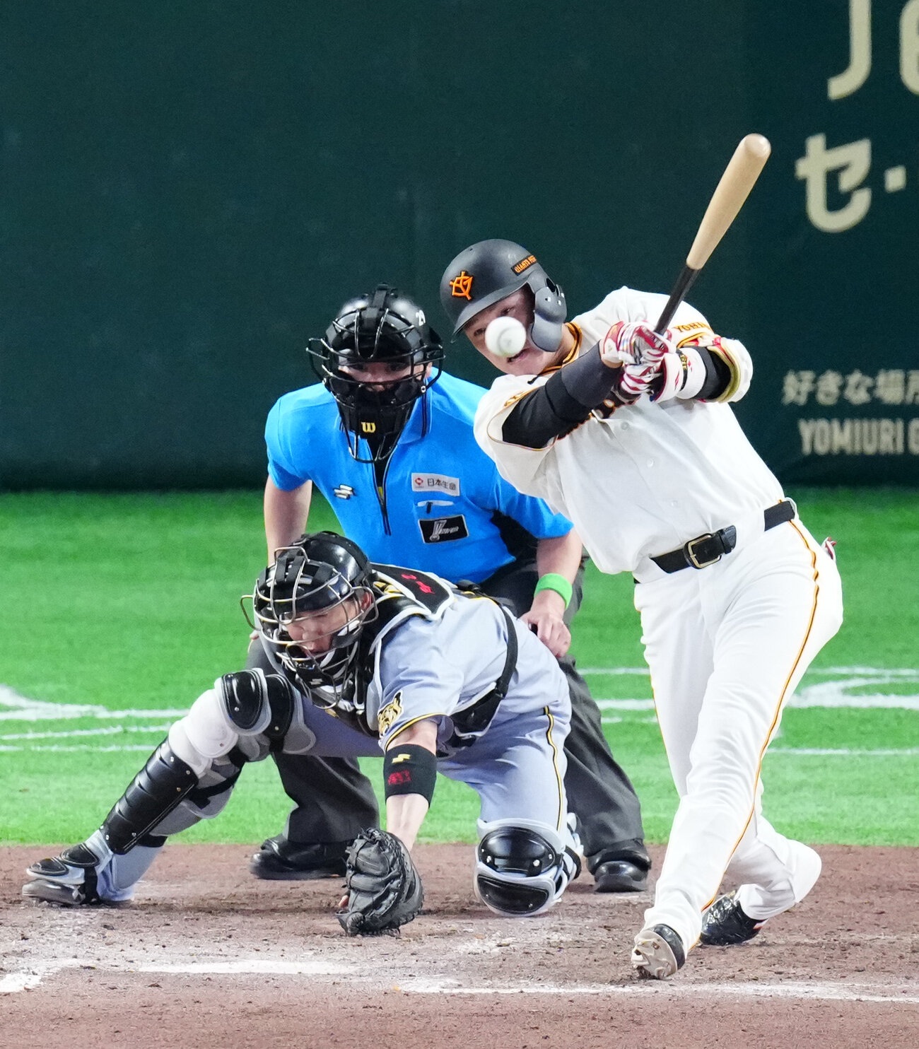 巨人対阪神　7回裏巨人2死満塁、3点適時二塁打を放つ代打坂本勇人（撮影・江口和貴）