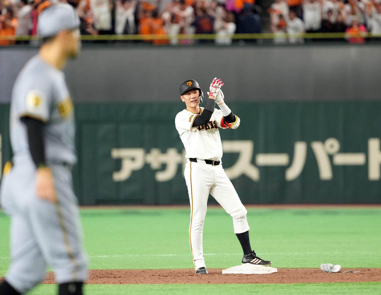 巨人対阪神　7回裏巨人2死満塁、中越えに3点適時二塁打を放った坂本勇人（撮影・たえ見朱実）