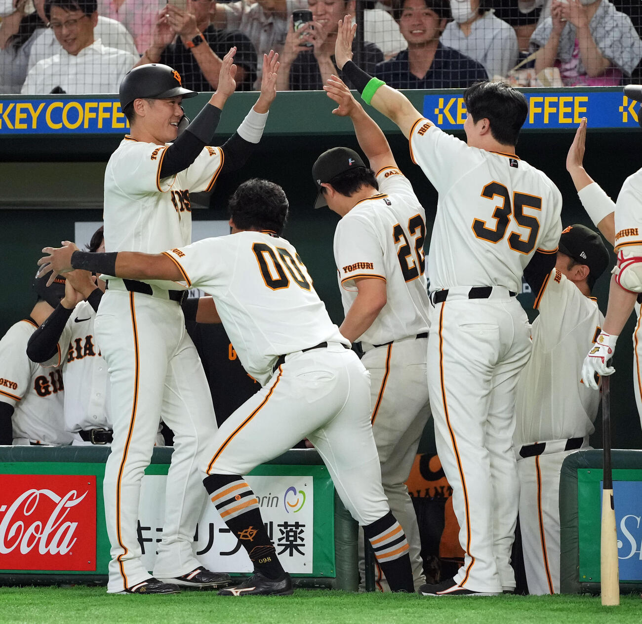 巨人対阪神　7回裏、勝ち越しの3点適時二塁打を放った代打坂本勇人は、知念大成に迎えられる（撮影・たえ見朱実）
