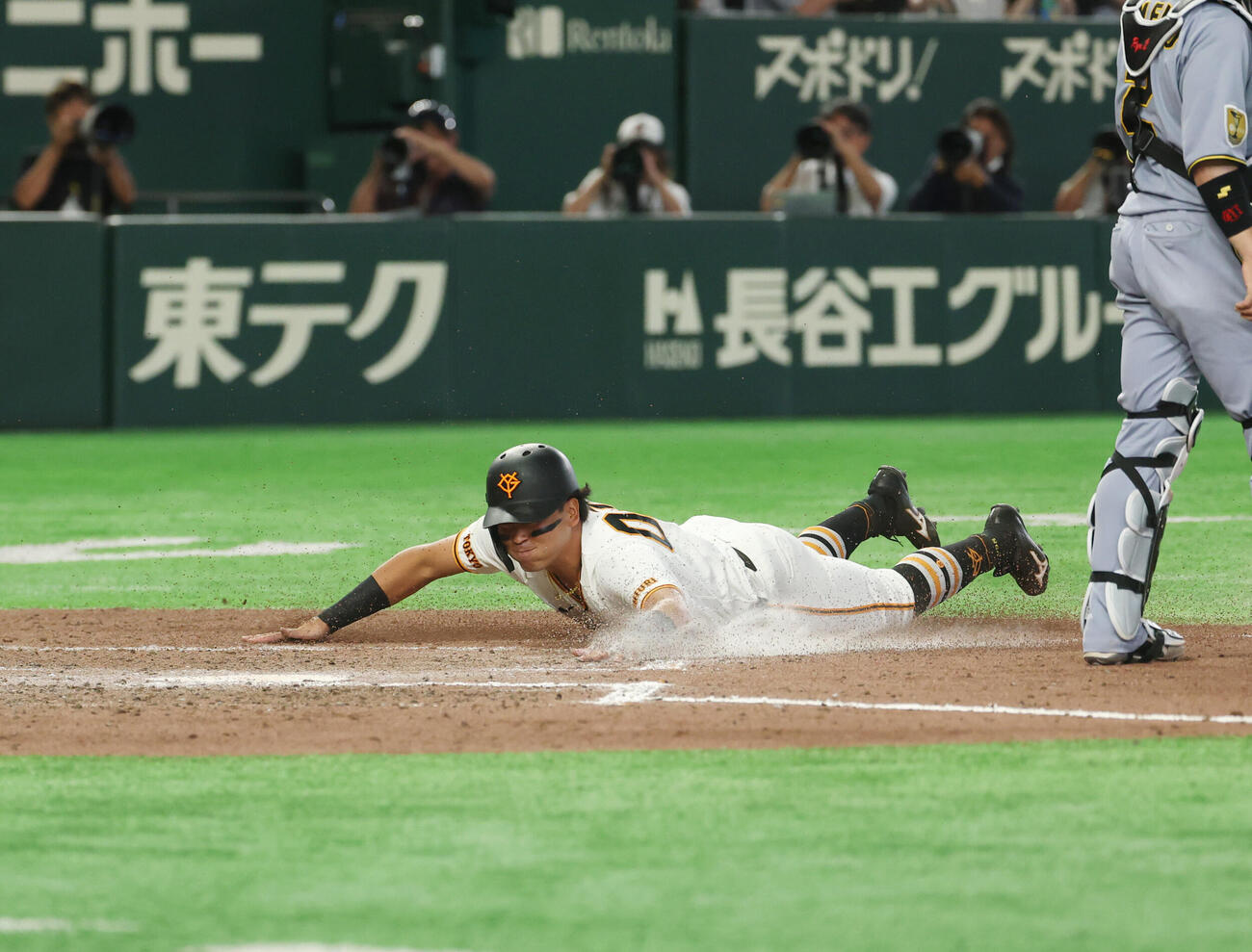 巨人対阪神　7回裏巨人2死満塁、坂本勇人の適時二塁打で生還する知念大成（撮影・増田悦実）