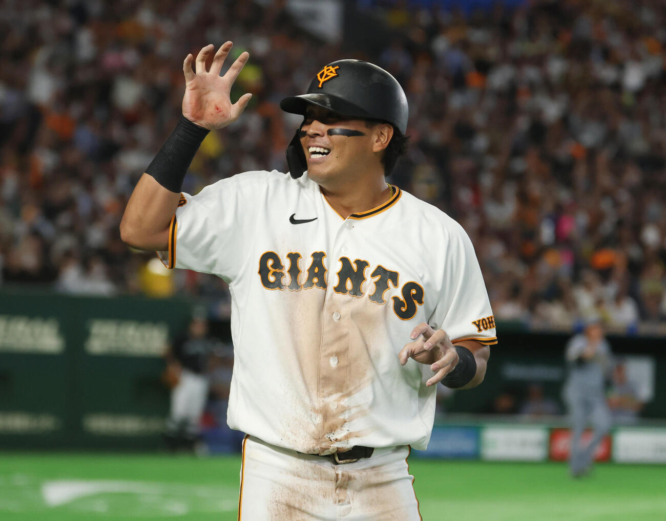 巨人対阪神　7回裏巨人2死満塁、坂本勇人の適時二塁打で生還しナインとポーズをする知念大成（撮影・増田悦実）