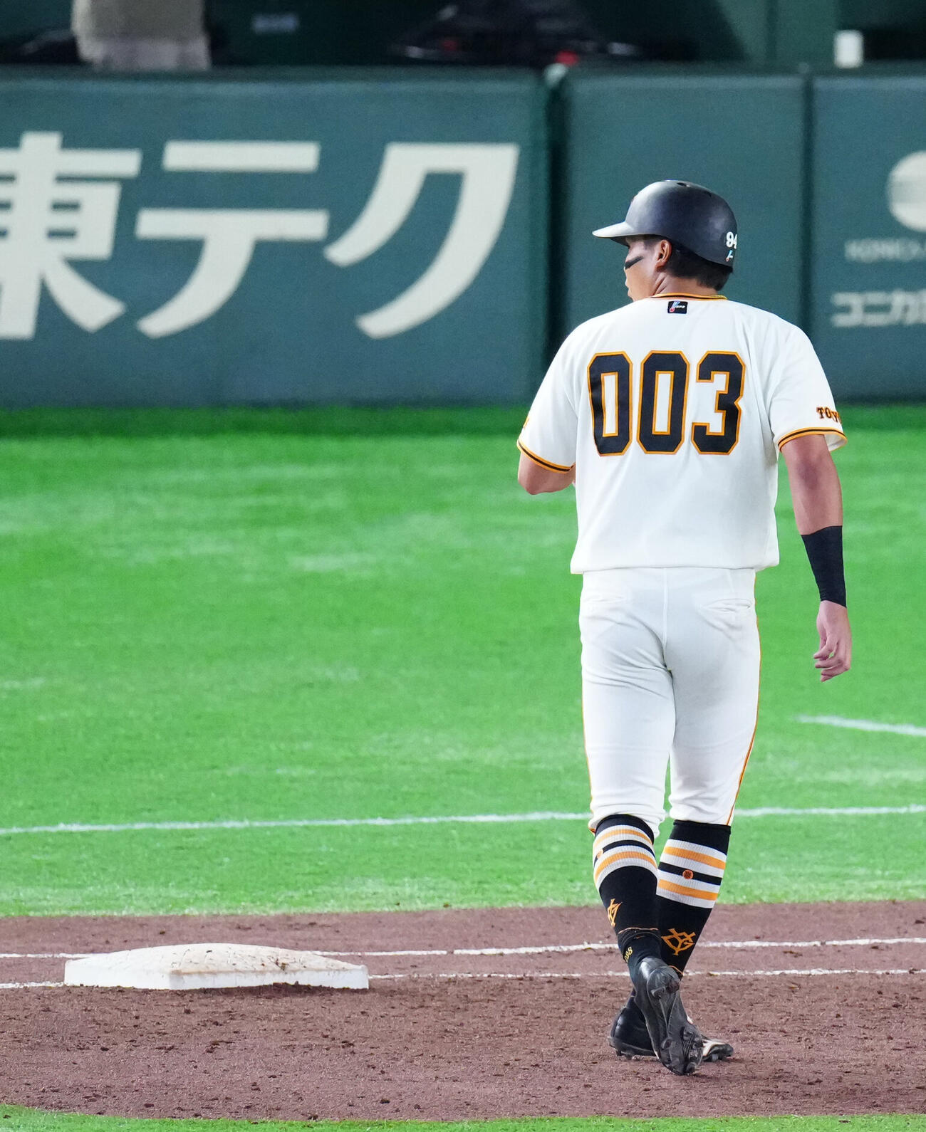 巨人対阪神　7回裏巨人2死一、二塁、内野安打でプロ初安打とした知念大成（撮影・江口和貴）