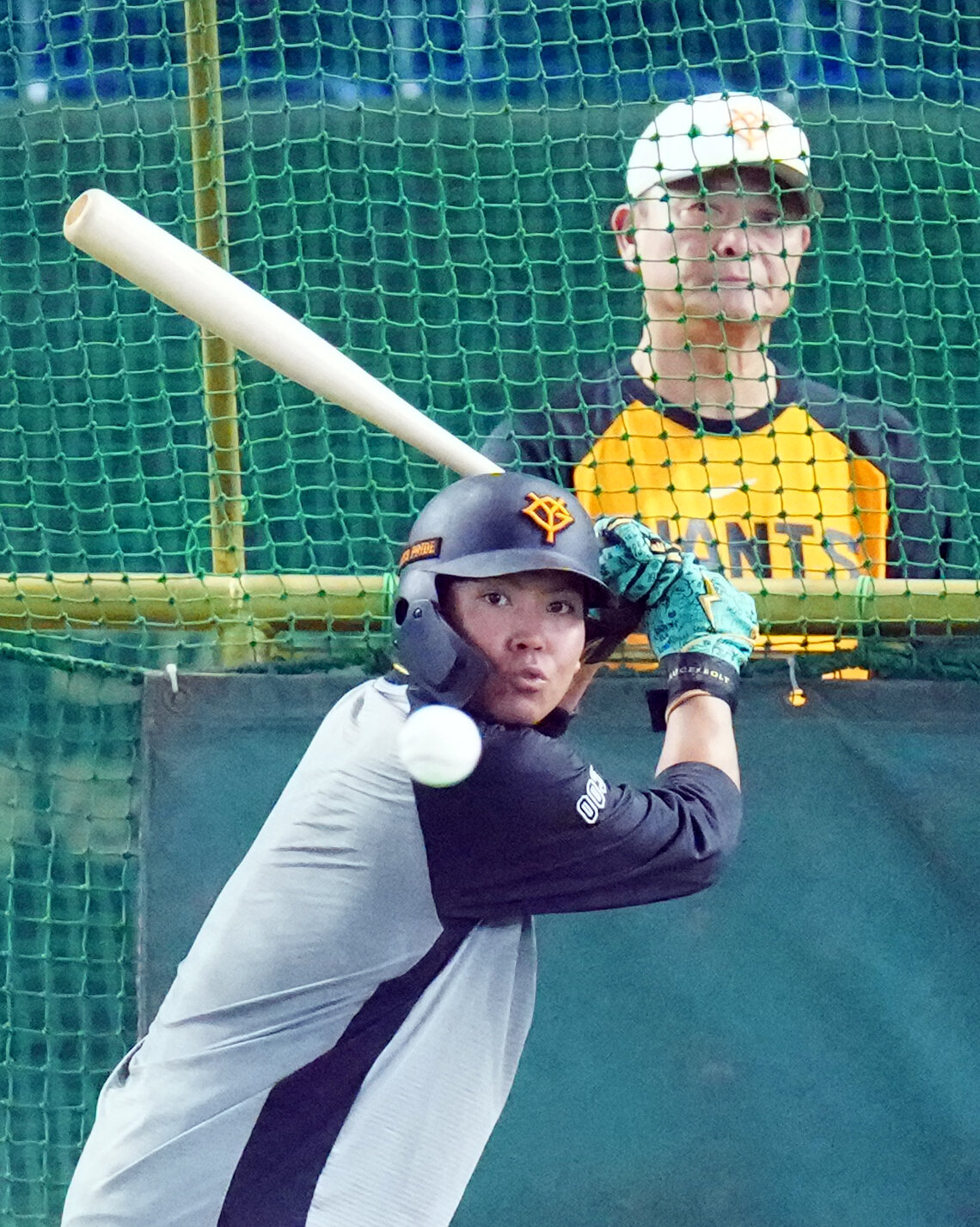 巨人対阪神　試合前、巨人橋上秀樹監督代行（後方）が見つめる中、打撃練習する知念大成（撮影・江口和貴）