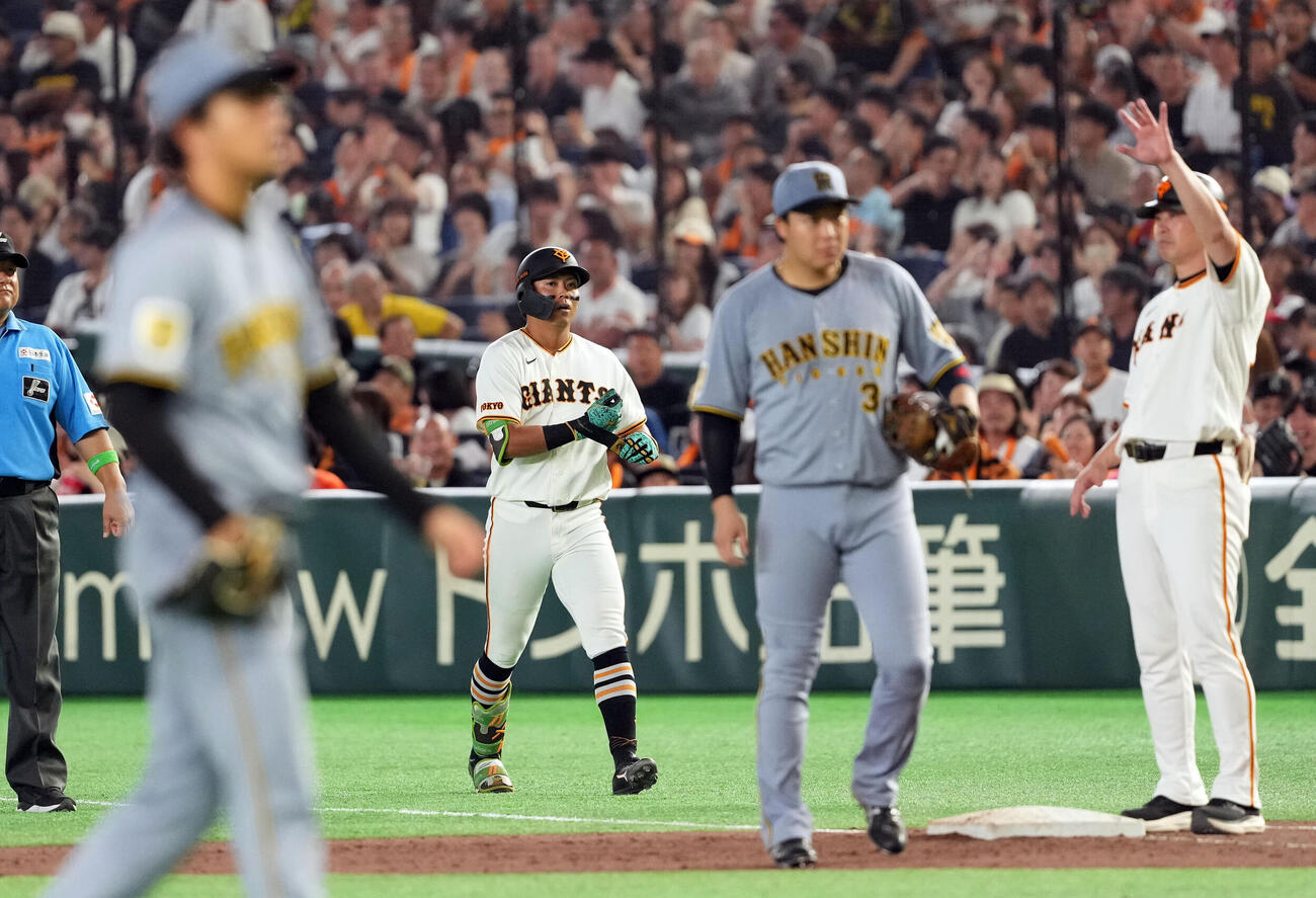 巨人対阪神　7回裏巨人2死一、二塁、遊内野安打を放った代打知念大成（撮影・たえ見朱実）