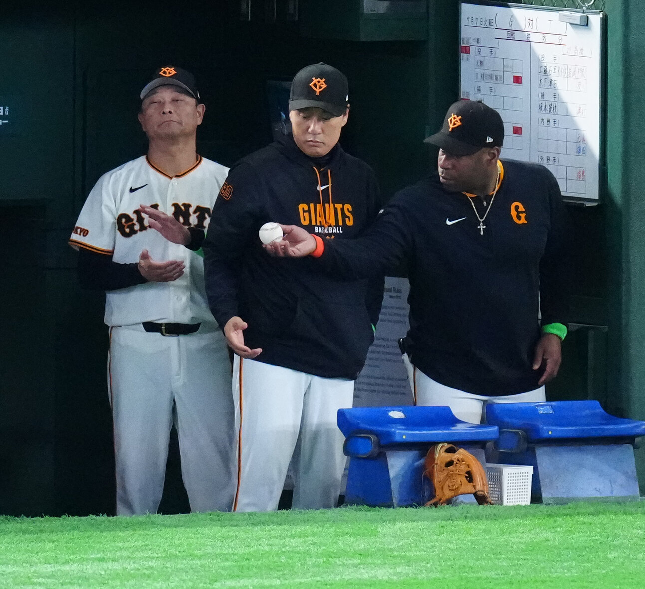 巨人対阪神　7回裏、巨人知念大成のプロ初安打の記念球を手にするゼラス・ウィーラー打撃コーチ（右）（撮影・江口和貴）